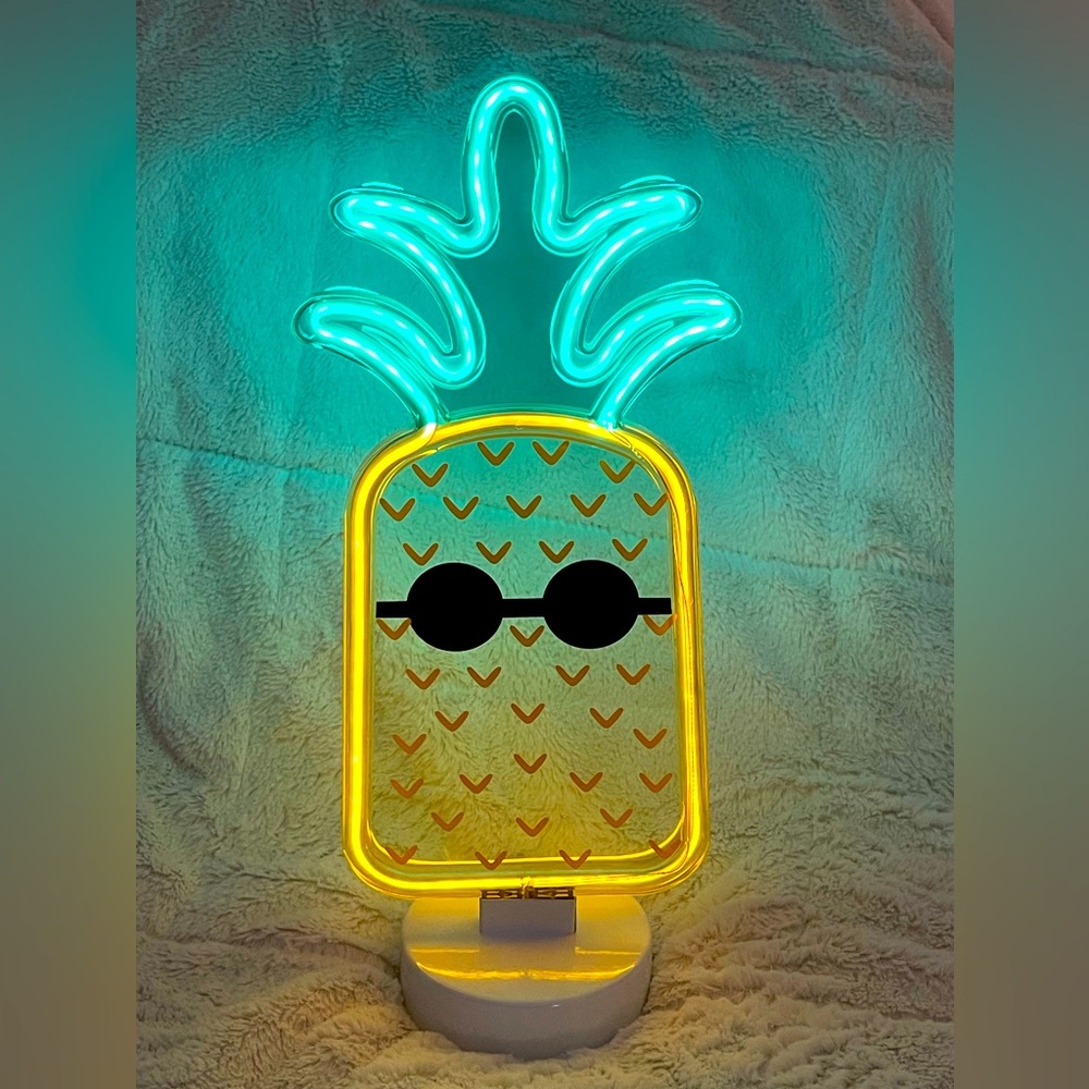 Pineapple neon sign 14” tall 4” base NWT
Batteries not included